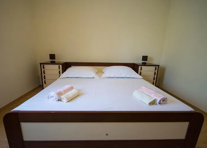 Apartament With Parking Space - 15316 Trogir